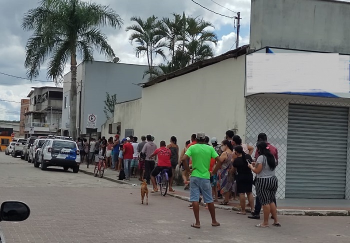 Sábado de longa fila para atendimento em casa lotérica, em Sooretama