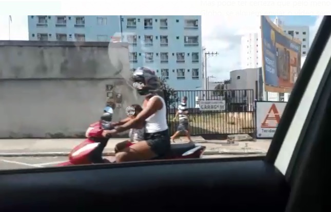 Cena de mulher e criança em moto chama a atenção no Centro de Linhares