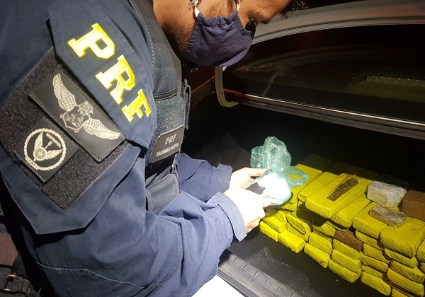 (Vídeo) Corpus Christi: PRF apreende quase 40 kg de droga em porta malas de Toyota Etios