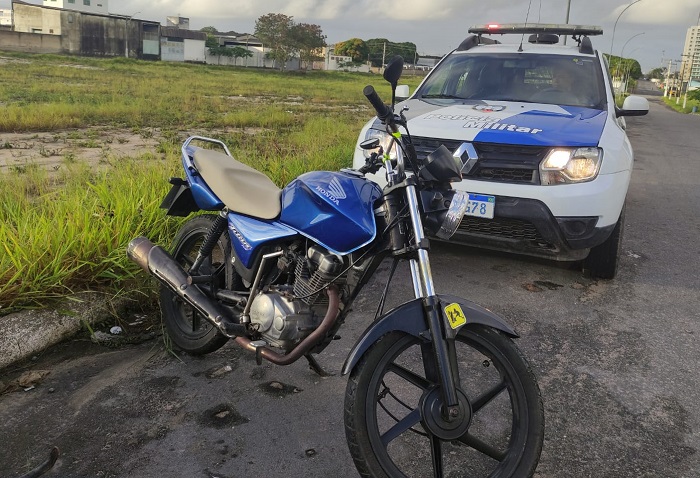 No Aviso: Ladrão é flagrado quando escondia moto furtada em local ermo