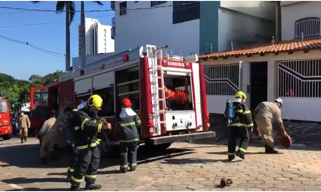 Vídeo: Carro pega fogo em garagem de prédio no Centro de Linhares