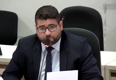“Uma vergonha”, desabafa vereador sobre prefeito entrar na Justiça para reduzir salários de servidores efetivos da Câmara de Linhares
