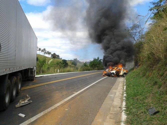 BR-101: Pick-up fica em chamas após colidir em caminhão