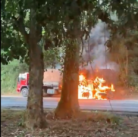 Vídeo: Caminhão pega fogo na BR-101