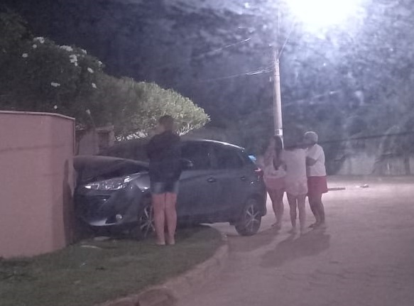 Vídeo mostra cena em que médico colide carro com muro no Pontal do Ipiranga