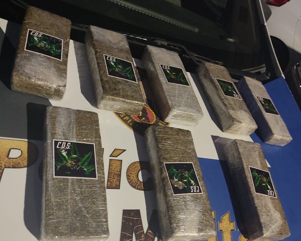 Maconha: Motorista de aplicativo e passageira flagrados com muita droga no Centro de Linhares