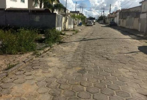 Mulher luta com assaltante no ponto de ônibus em Linhares
