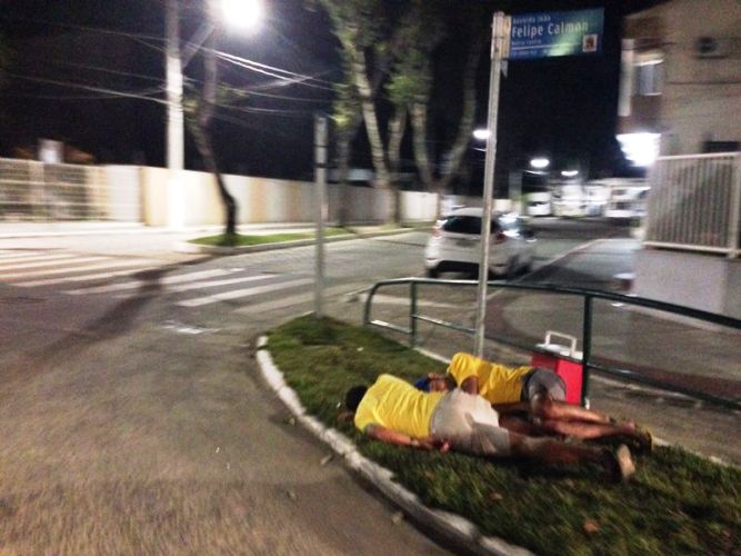 Bebo mesmo: torcedores ‘apagam’ em canteiro na esquina da Igreja Matriz, no Centro