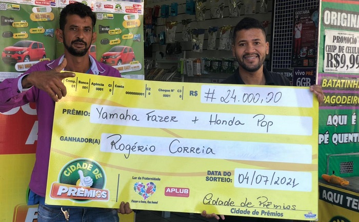 Morador do interior de Linhares feliz da vida com 2 motos novinhas
