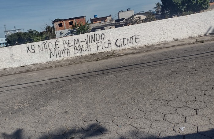 Abusados: Traficantes picham recado em muro no Santa Cruz