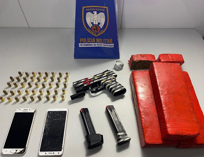 3 kg de maconha, armas e munições apreendidos após perseguição a Corolla em Linhares