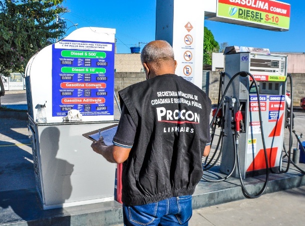 Procon de olho nos postos de gasolina durante operação em Linhares. Irregularidades foram encontradas 