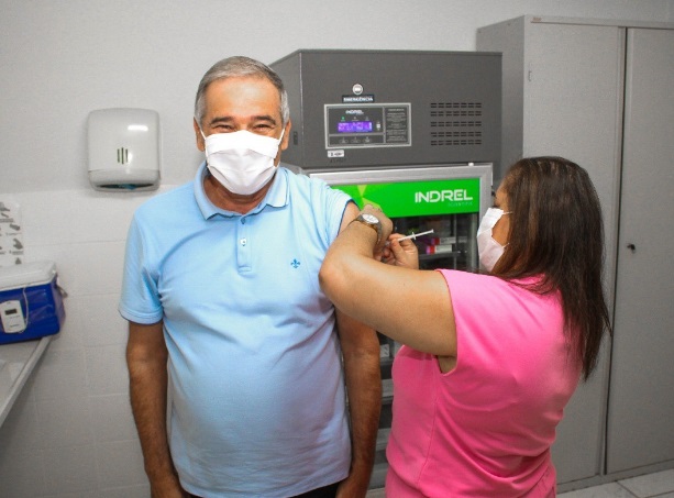 Imunizado: Prefeito de Linhares toma a segunda dose contra a Covid-19