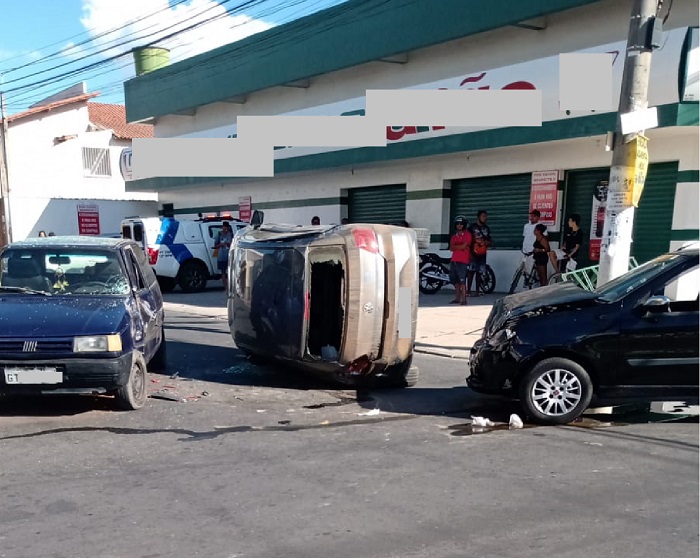 Gol, Siena e Uno colidem em cruzamento no Linhares V