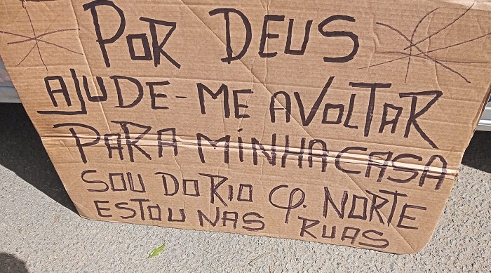 Homem usa placa para pedir dinheiro, ignora ajuda de graça, e se hospeda em hotel classe A de Linhares