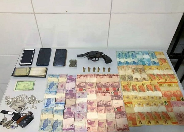 Dois homens da BA e uma mulher de Linhares são detidos em táxi com arma de fogo, droga e dinheiro