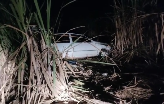 Vídeo: Uno é encontrado capotado dentro de canavial, no Canivete