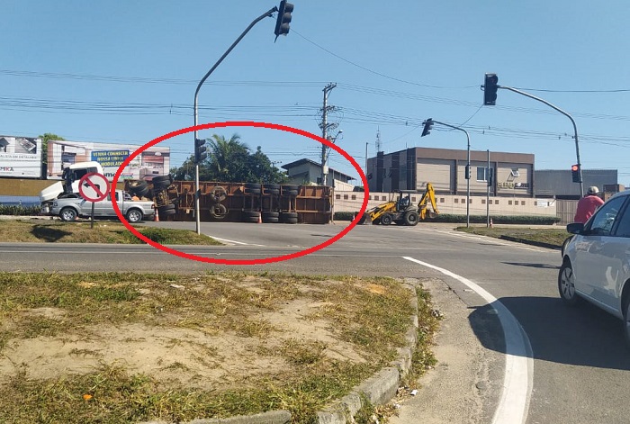 Carroceria de carreta tombada chama a atenção na BR-101, em Linhares