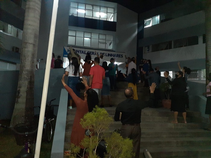 HGL: Evangélicos fazem clamor em prol de enfermos em Linhares