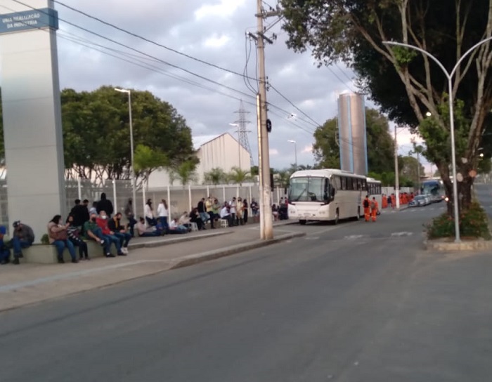 Vídeo: Fila para vacinação contra Covid-19 no Aviso começa no Centro de Linhares
