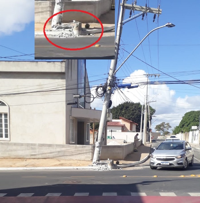 Caminhão arranca poste em esquina da “nova Cecília Meireles”