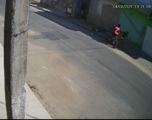 Vídeo: Assaltante vestido com camisa do Flamengo rouba celular no Planalto
