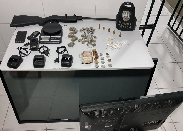 Fugitivo da PRL é flagrado em boca de fumo com drogas e produtos penhorados