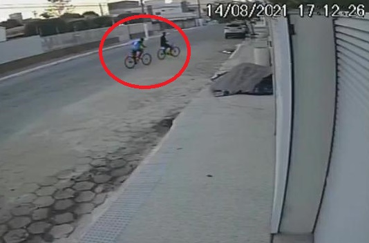 Dupla que atirou em homem no Conceição é flagrada em frente à casa da vítima