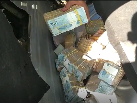 Saiu de Linhares: PRF apreende muito dinheiro escondido em Renault Logan. Vídeo