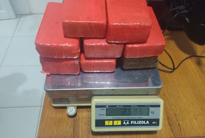 PM apreende 8 tabletes de maconha dentro de Celta no Três Barras