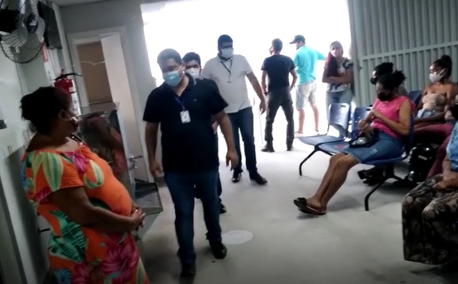 Vereadores chegam chegando e querem satisfações da Prefeitura sobre acompanhantes dormindo no chão no HGL. Vídeo: