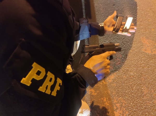 PRF apreende pistola em carro de passeio e leva motorista para a delegacia de Linhares