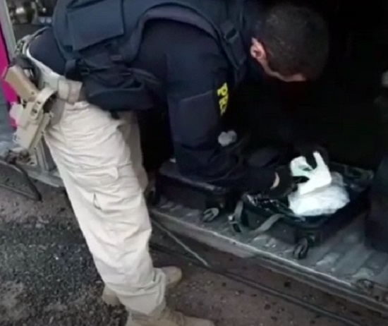 BR-101: Passageira de ônibus é flagrada com quase 8kg de Skunk