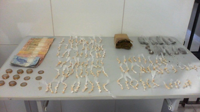 Beco da Junal: Quase meio quilo de maconha, pedras de crack e dinheiro apreendidos pela PM