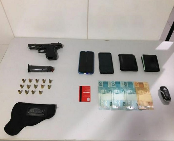 PM cerca Fusion e Mini Cooper e apreende pistola no BNH. 3 indivíduos foram detidos