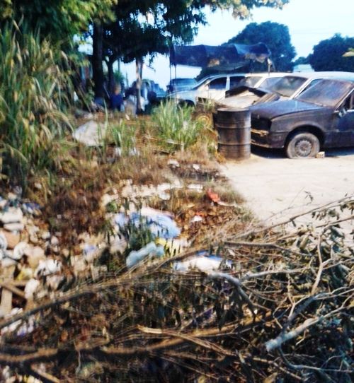 Rua parece depósito de ferro velho e carro vira “motel”, no bairro Aviso