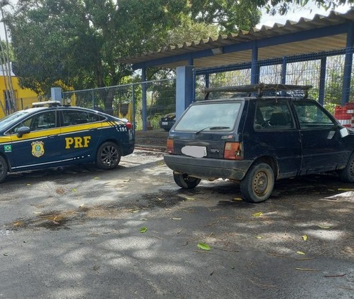 Operação Independência: PRF recupera Uno furtado elevado motorista para a delegacia de Linhares