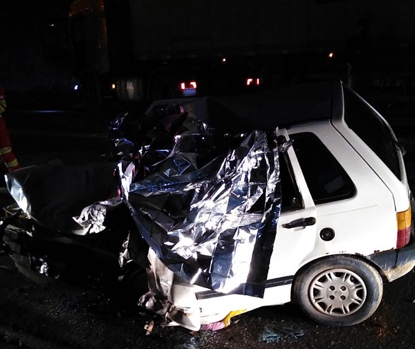 Colisão frontal e morte na BR-101 Norte. Foi entre Uno e carreta dos Correios