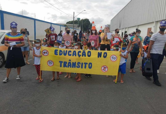 Educação no Trânsito: Crianças saem em passeata pelas ruas e avenidas do bairro Interlagos