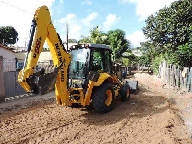 Obras no bairro Aviso: rebaixamento da rede de esgoto evita danos a encanamento de PVC
