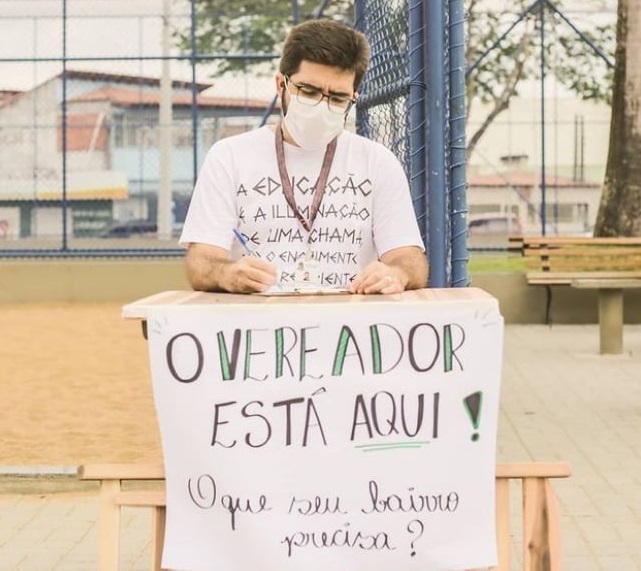 Tete a tete: Vereador atende público em praça de Linhares