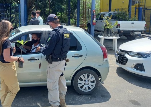 PRF realiza comando de educação em comemoração ao dia da árvore, em Linhares 