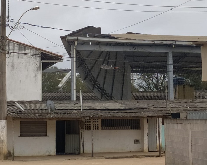 Fortes ventos derrubam telhado de quadra de escola em Linhares
