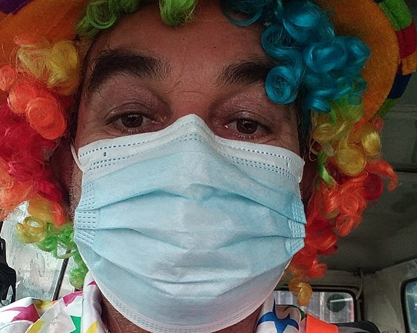 Alívio: Palhaço Risadinha diz que “um dentista anjo” viu a manchete e decidiu ajuda-lo