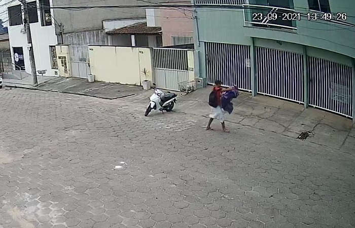 Vídeo: Ladrão arromba casa e carrega materiais furtados no BNH, em plena luz do dia