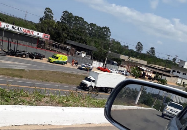 Acidente com vítima na BR-101 em Linhares. Colisão envolveu caminhonete