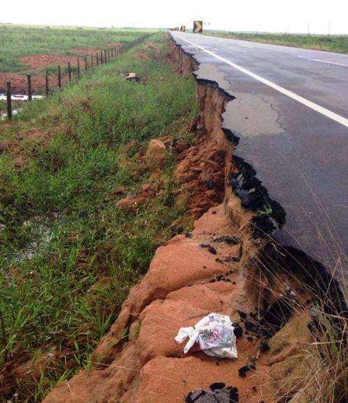 Crateras no acostamento: ‘Estrada do Pontal’ é motivo para requerimentos na CML
