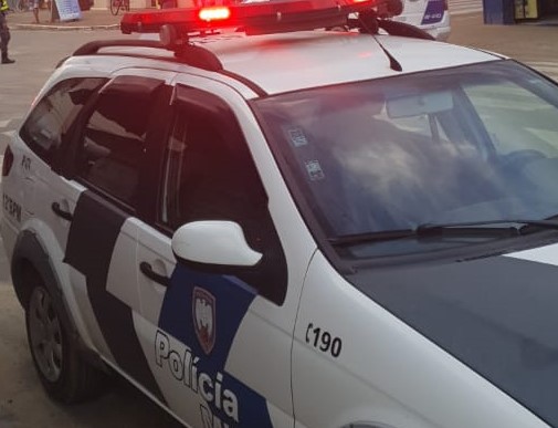 Comerciante é rendido por bandido e tem carro roubado no Araçá