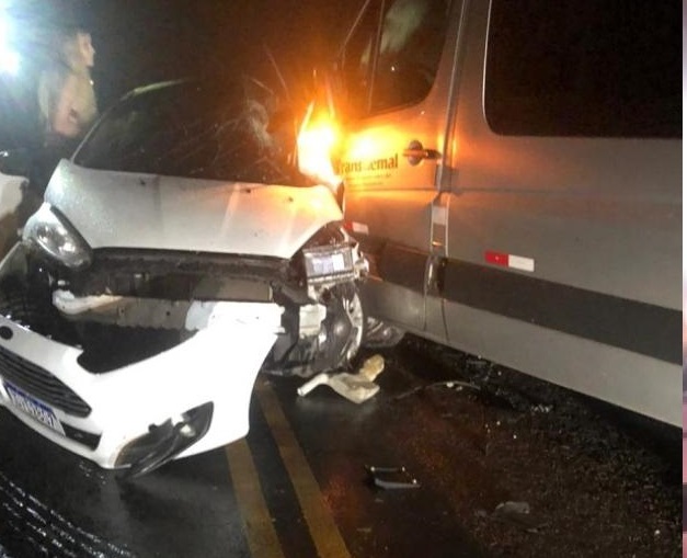 Gritos de desespero, feridos e óbito em acidente em Aracruz. Colisão envolveu Van e Fiesta