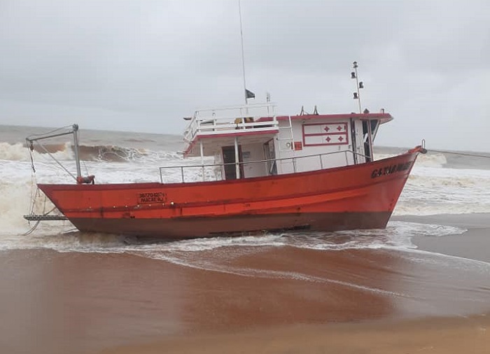 Barco naufraga no mar de Povoação. Defesa Civil emite alerta de mais chuva